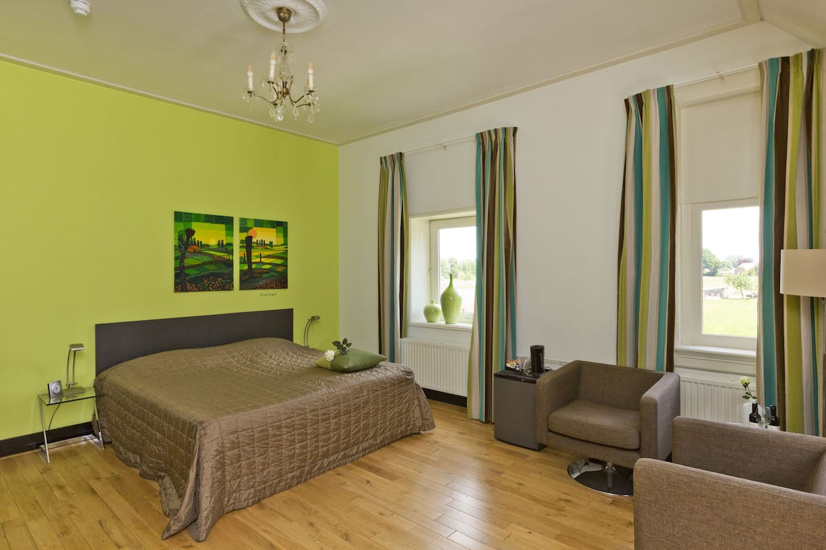 Deluxe kamer, balkon | Luxe beddengoed, een minibar, een kluis op de kamer, babybedden