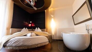 Superior Double Room, Balcony | Premium bedding, minibar, in-room safe, individually decorated