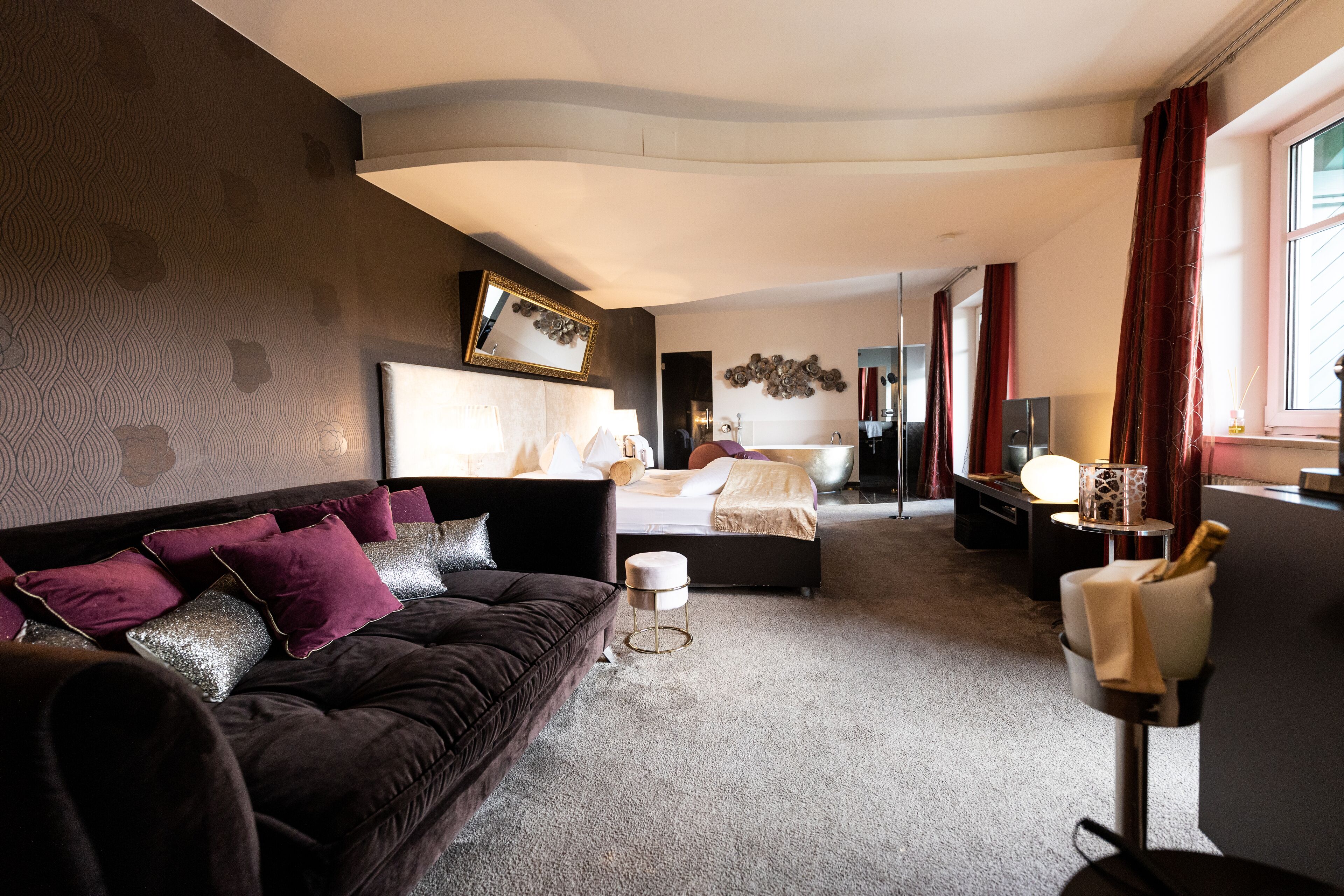 Suíte luxo, sacada | Roupas de cama premium, frigobar, cofres nos quartos