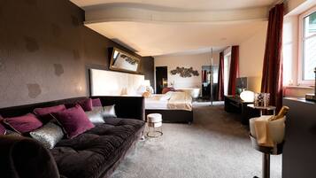 Deluxe Suite, Balcony | Premium bedding, minibar, in-room safe, individually decorated