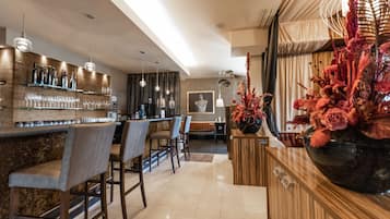 Se sirven comidas, cenas y cocina local e internacional