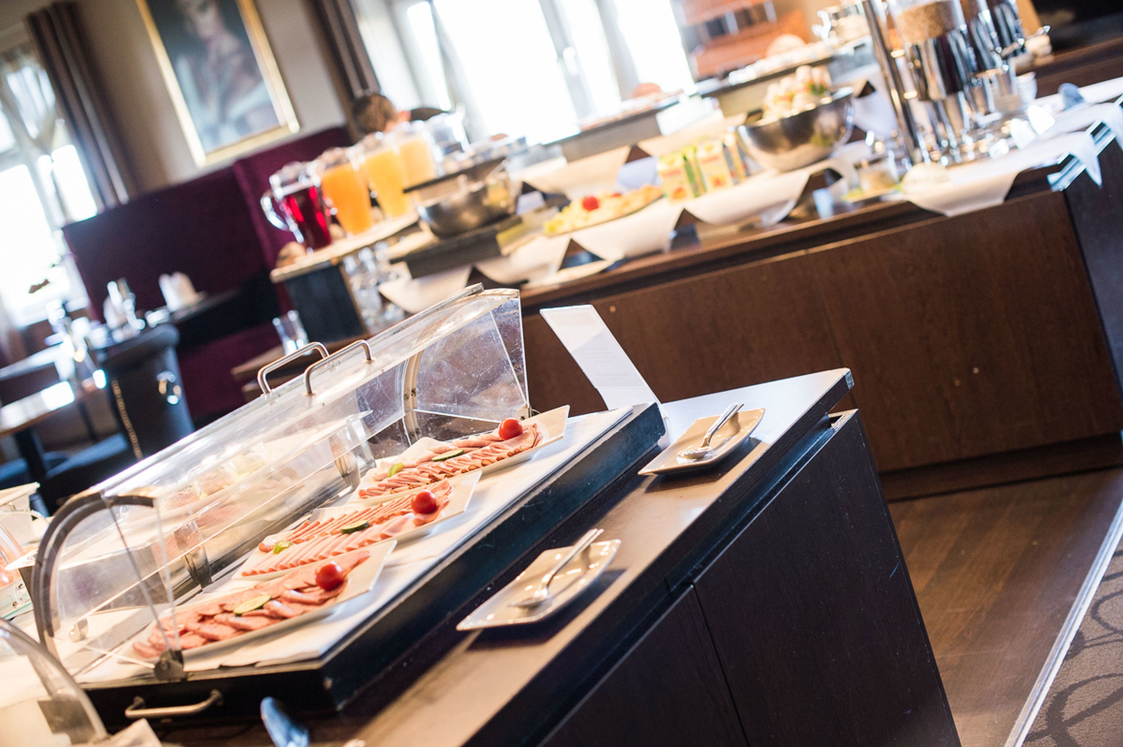 بوفيه فطور يوميًا بتكلفة قدرها (22 EUR للشخص)