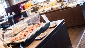 A buffet area with various food items and utensils. - Maiers Kuschelhotel deluxe - Adults only (Jennersdorf)