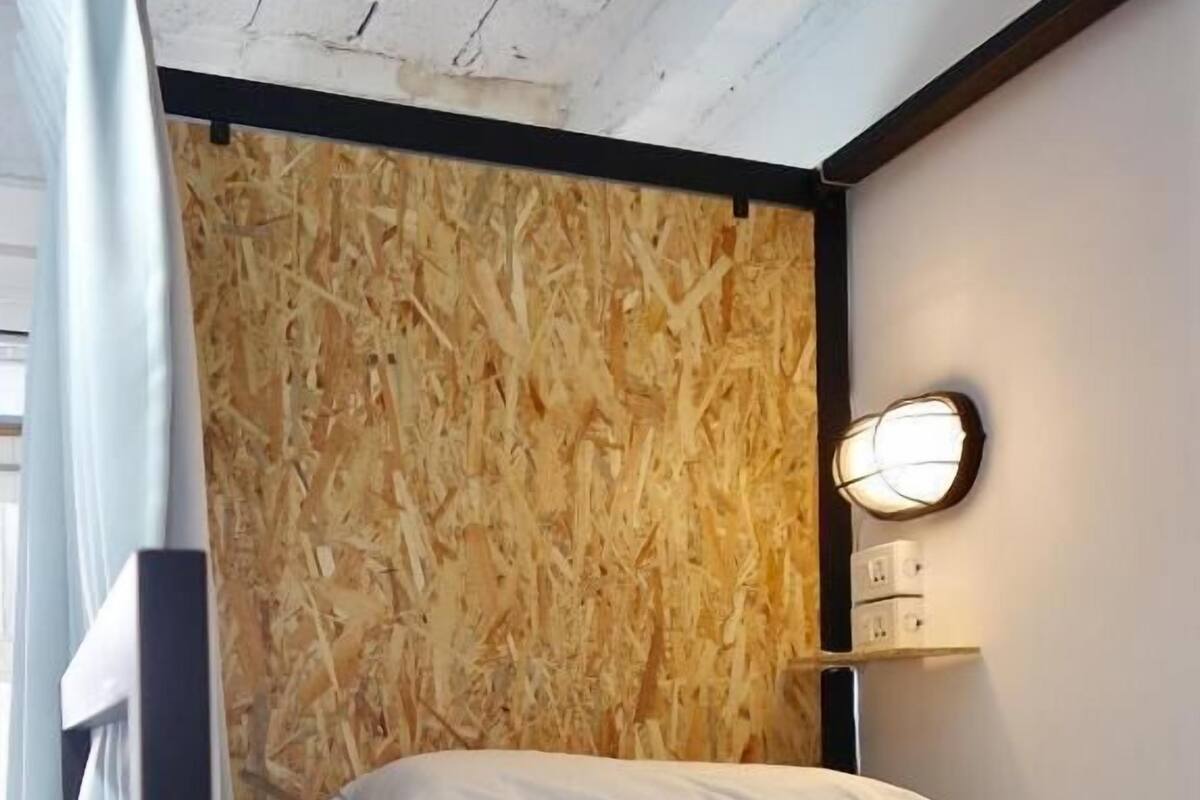 Soundproofing, free WiFi, bed sheets