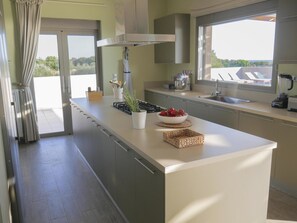 Villa, 4 Schlafzimmer, barrierefrei, Meerseite | Gemeinschaftsküche | Großer Kühlschrank, Mikrowelle, Ofen, Herdplatte