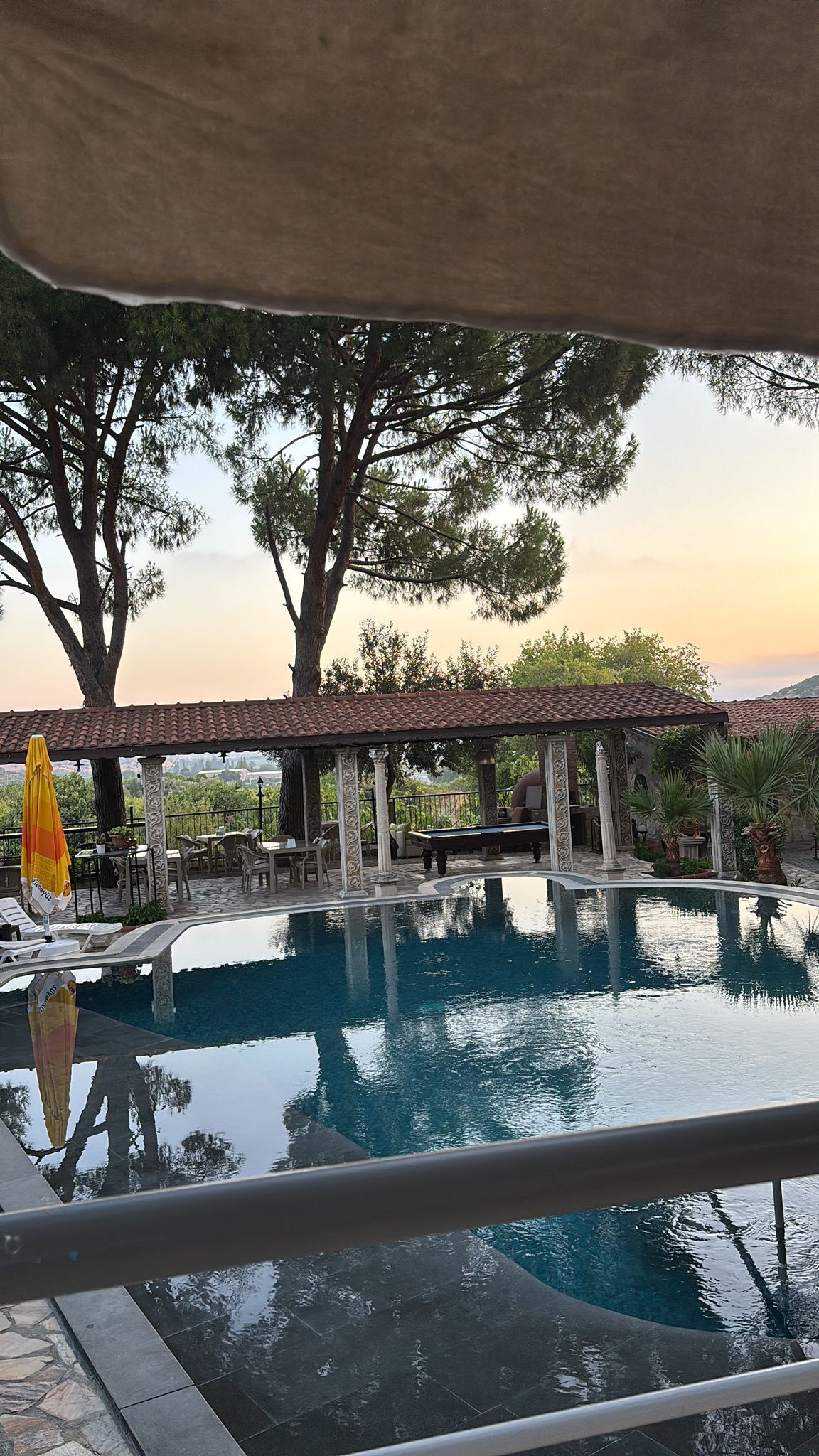 Kolam renang outdoor, dengan payung kolam renang dan kursi berjemur