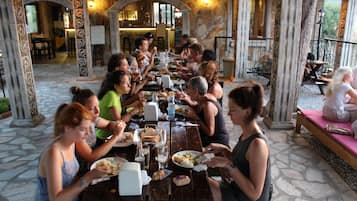 Desayuno a la carta (EUR 13 por persona)