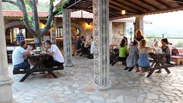 Petit déjeuner et déjeuner servis sur place, spécialités Cuisine turque