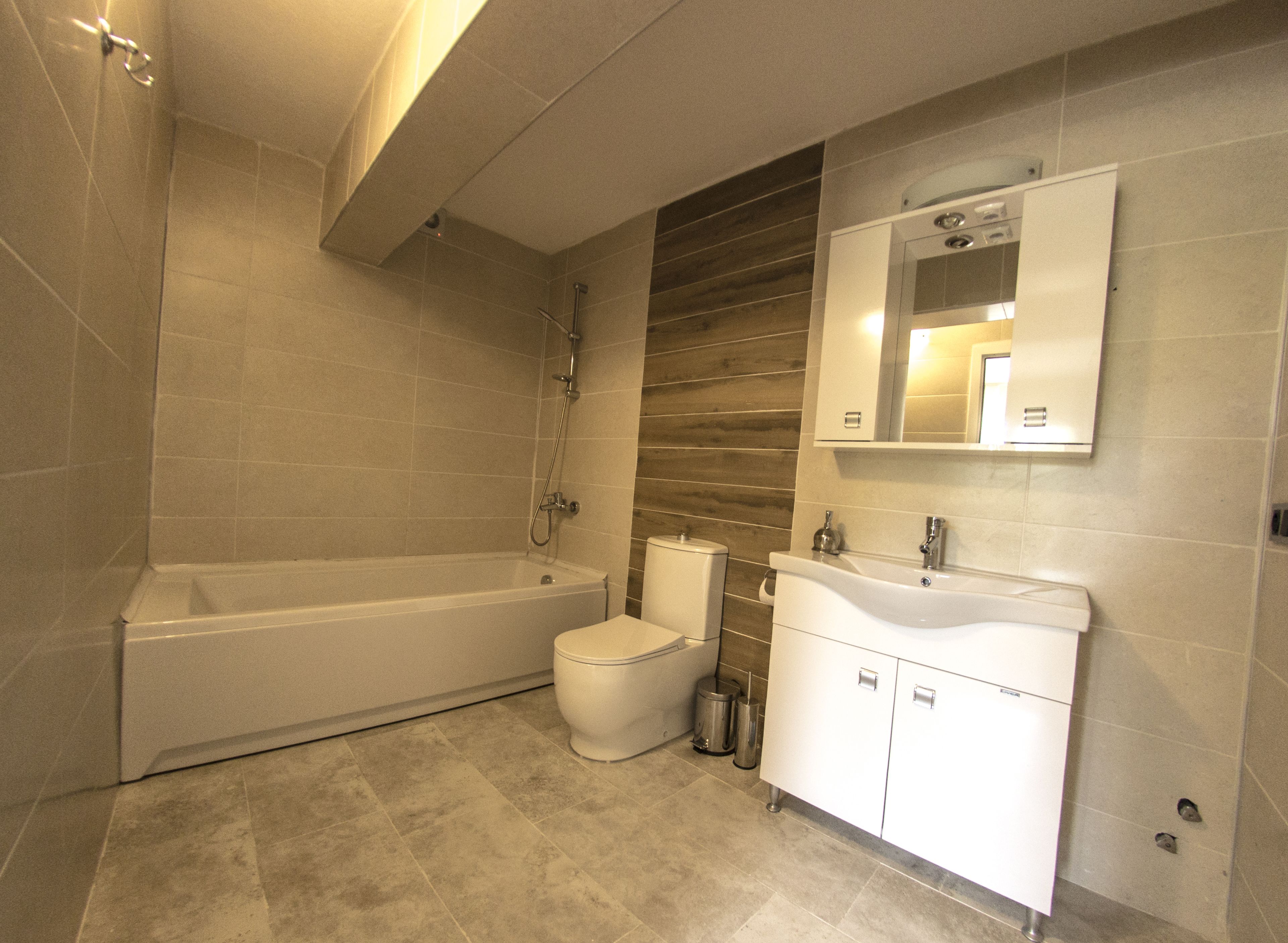 Un baño moderno con bañera, inodoro y lavamanos.
