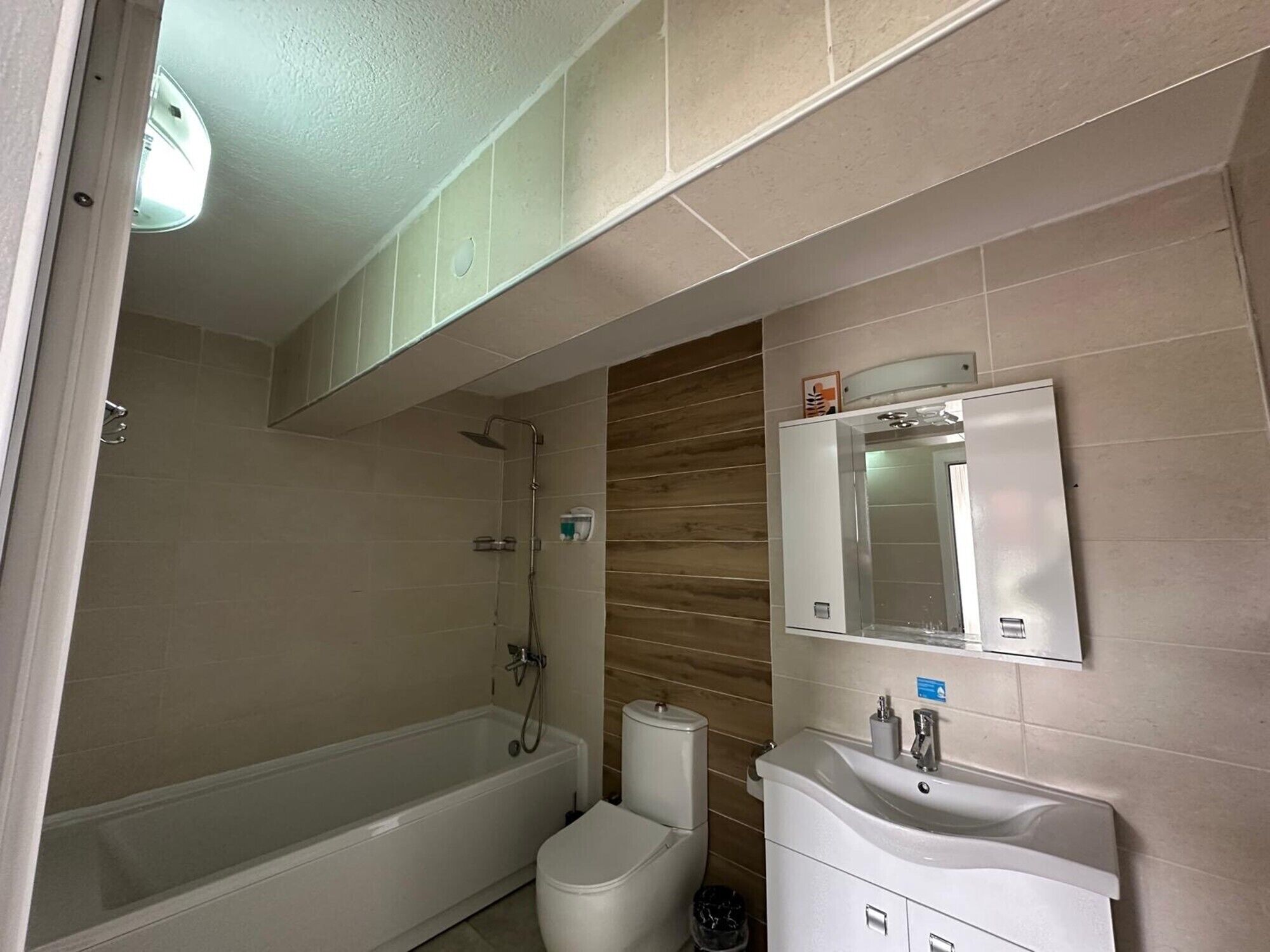 Ein Badezimmer mit Badewanne, Toilette und Waschbecken.