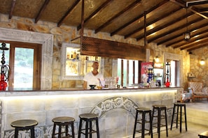 Bar junto a la piscina