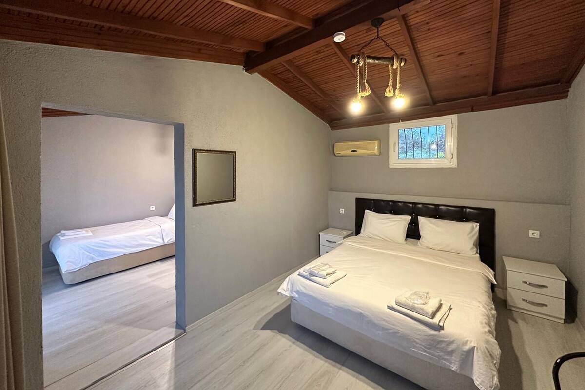 Studio Keluarga, 2 kamar tidur, kamar mandi pribadi | Seprai premium, Wi-Fi gratis, dan seprai linen