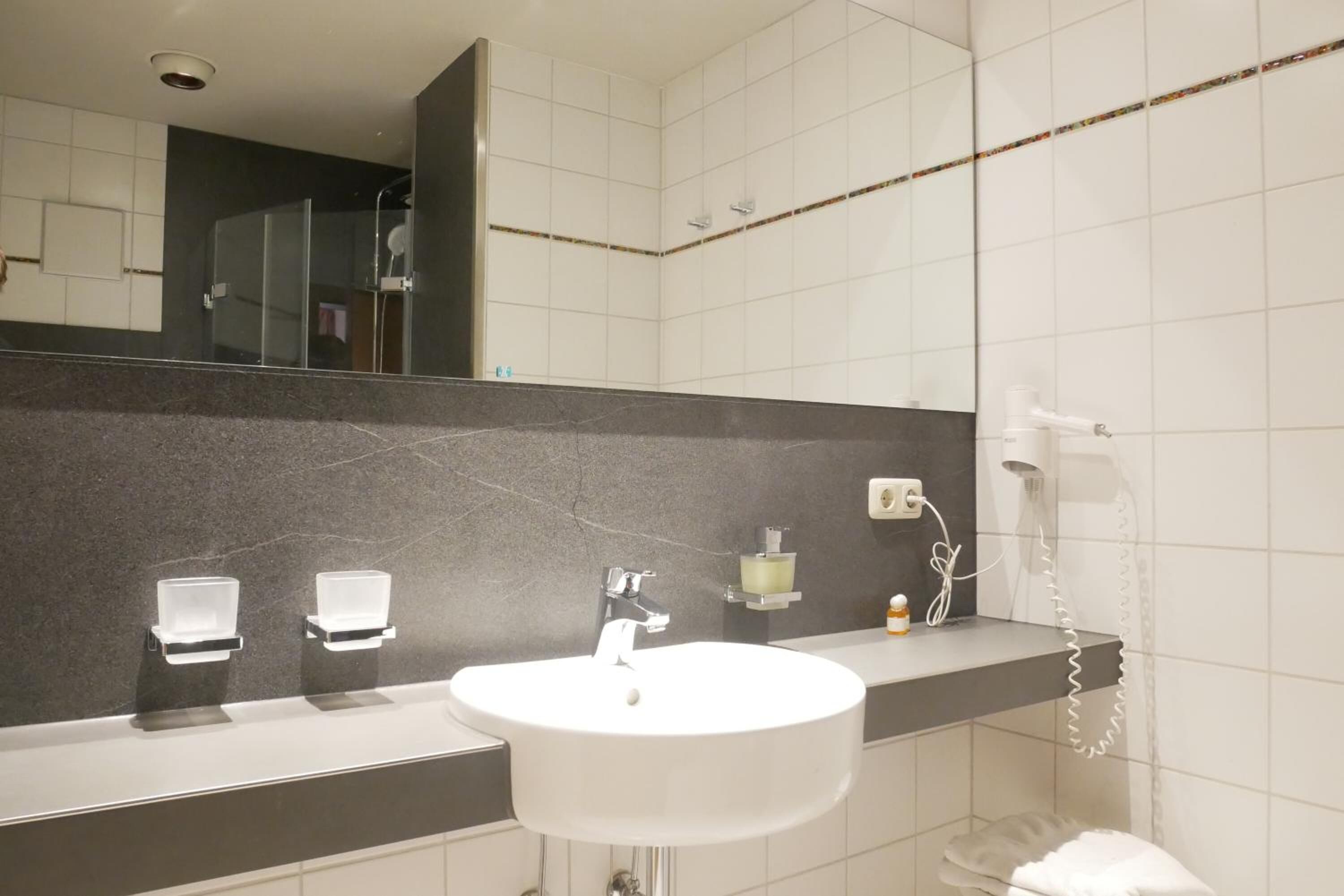 shower, free toiletries, hair dryer, towels