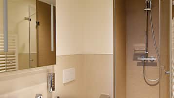 Kamar Single | Kamar mandi | Shower, perlengkapan mandi gratis, pengering rambut, dan handuk