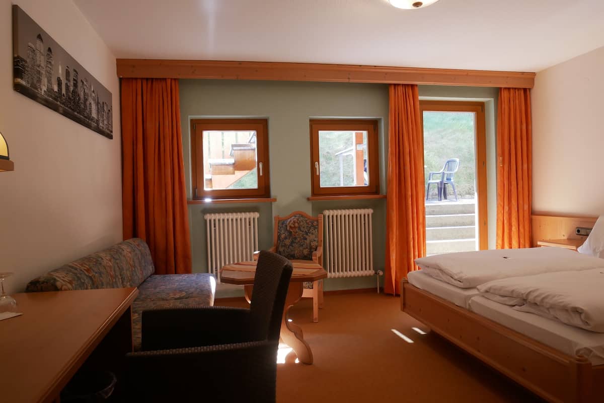 Camera Standard con letto matrimoniale o 2 letti singoli | Biancheria da letto di alta qualità, una scrivania, ferro/asse da stiro