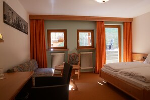 Camera Standard con letto matrimoniale o 2 letti singoli | Biancheria da letto di alta qualità, una scrivania, ferro/asse da stiro