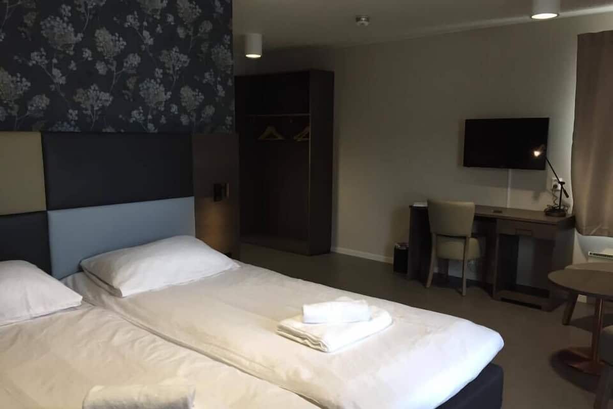 Pillowtop beds, desk, blackout drapes, soundproofing