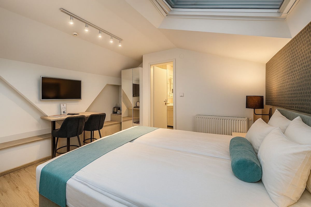 Economy-Doppelzimmer | Kostenlose Minibar, Zimmersafe, Schreibtisch, schallisolierte Zimmer