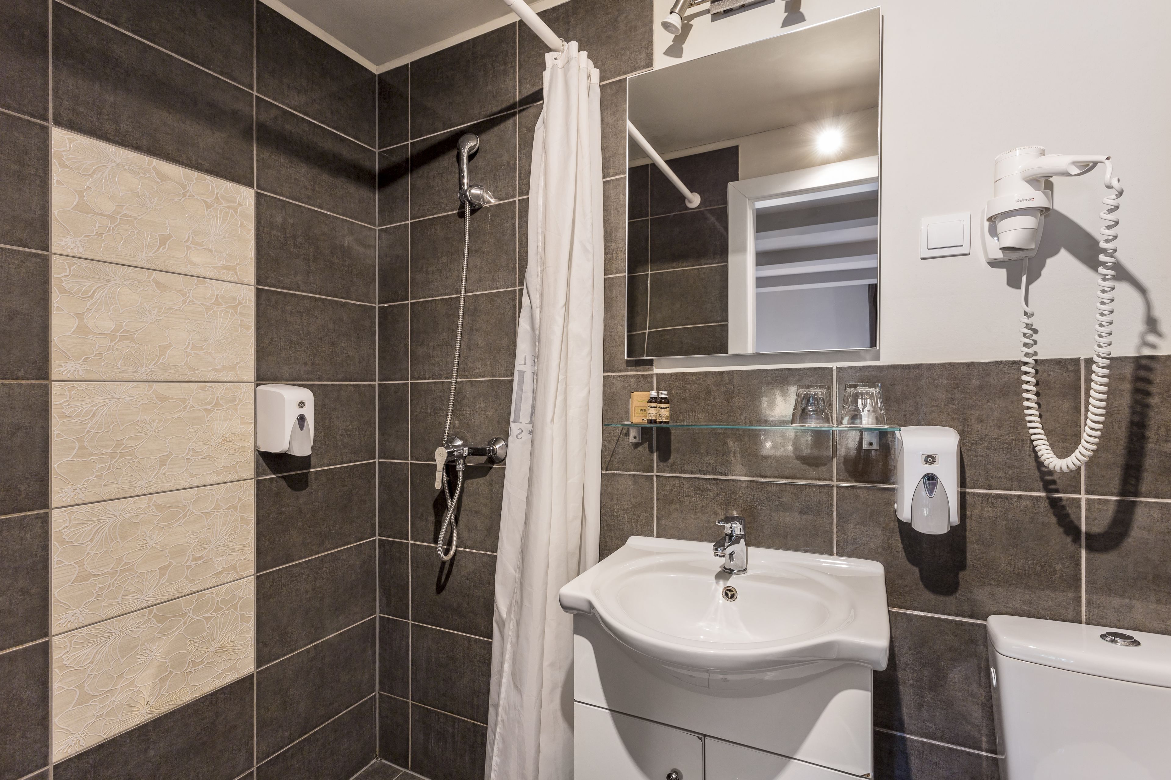 shower, free toiletries, hair dryer, towels