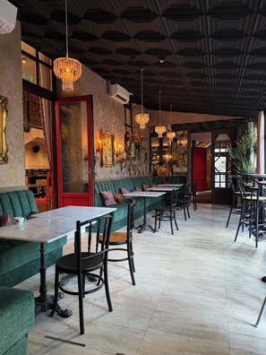 Coin salon dans le hall