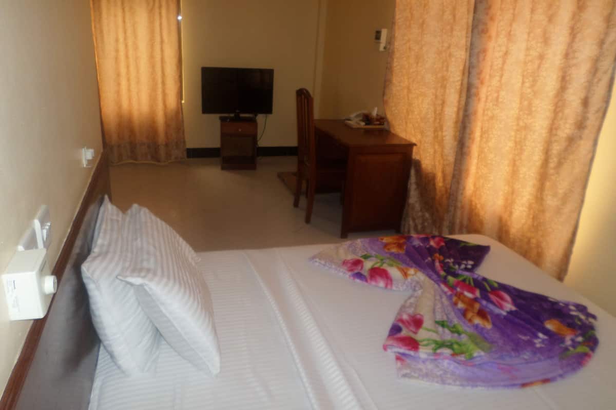 Quarto casal standard | Escrivaninha, cortinas blackout, Wi-Fi de cortesia