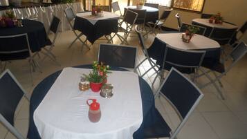 Aperto a colazione, pranzo e cena, cucina locale e internazionale