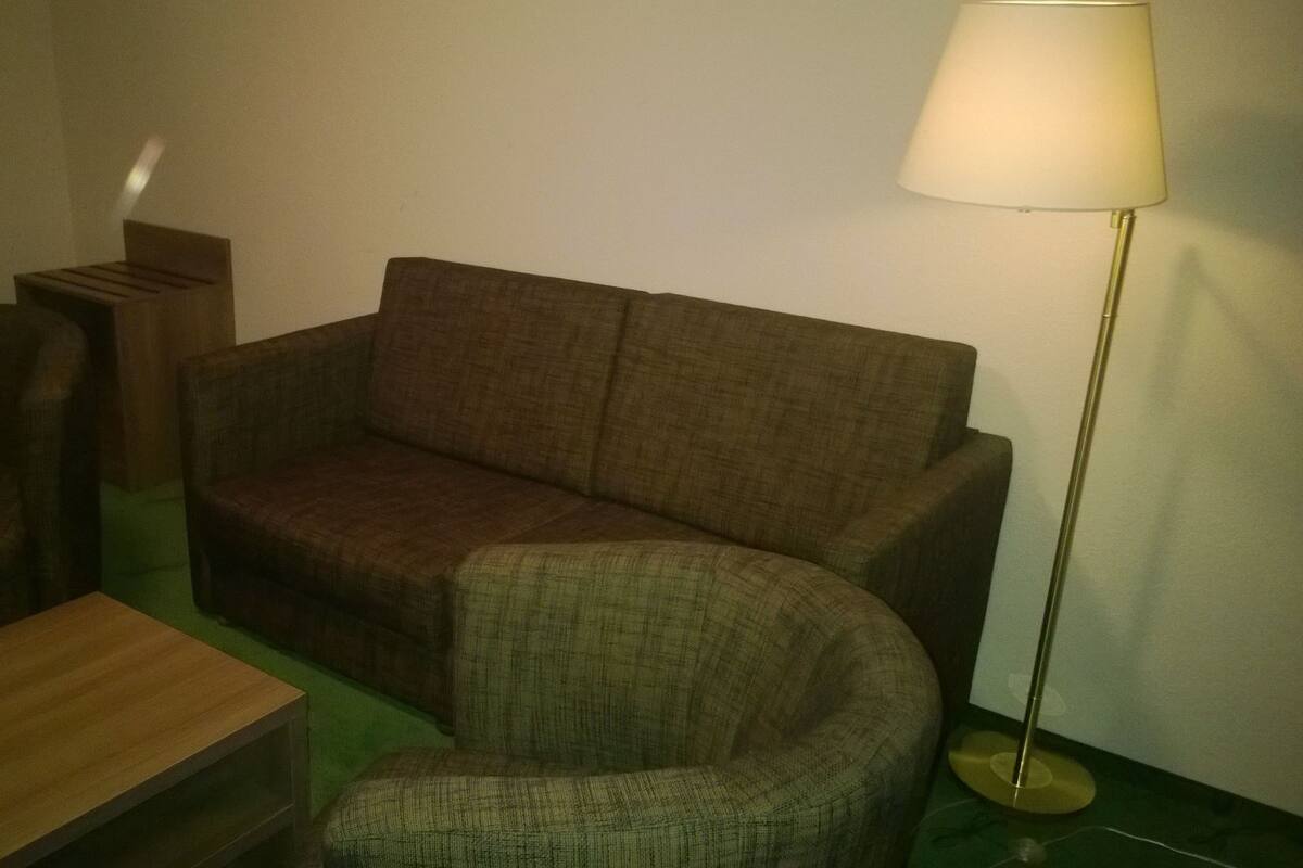 Suite Confort | Área de sala de estar | Televisión de pantalla plana