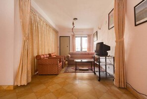 Apartamento de lujo, vistas a la montaña | Zona de estar | Una televisión