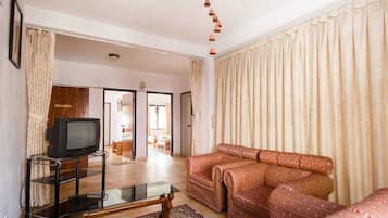 Luxury Apart Daire, Dağ Manzaralı | Oturma alanı | Televizyon