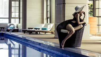 Piscina interna, funciona das 7h30 às 22h, guarda-sóis, espreguiçadeiras