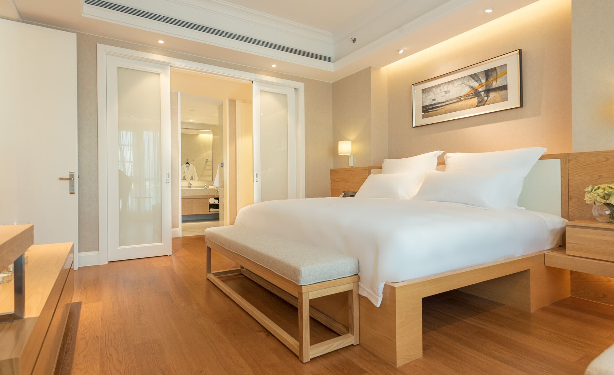 Ropa de cama de alta calidad y minibar 