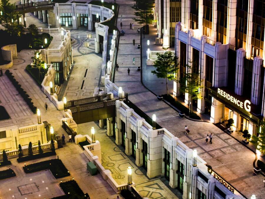 Fachada da propriedade à noite