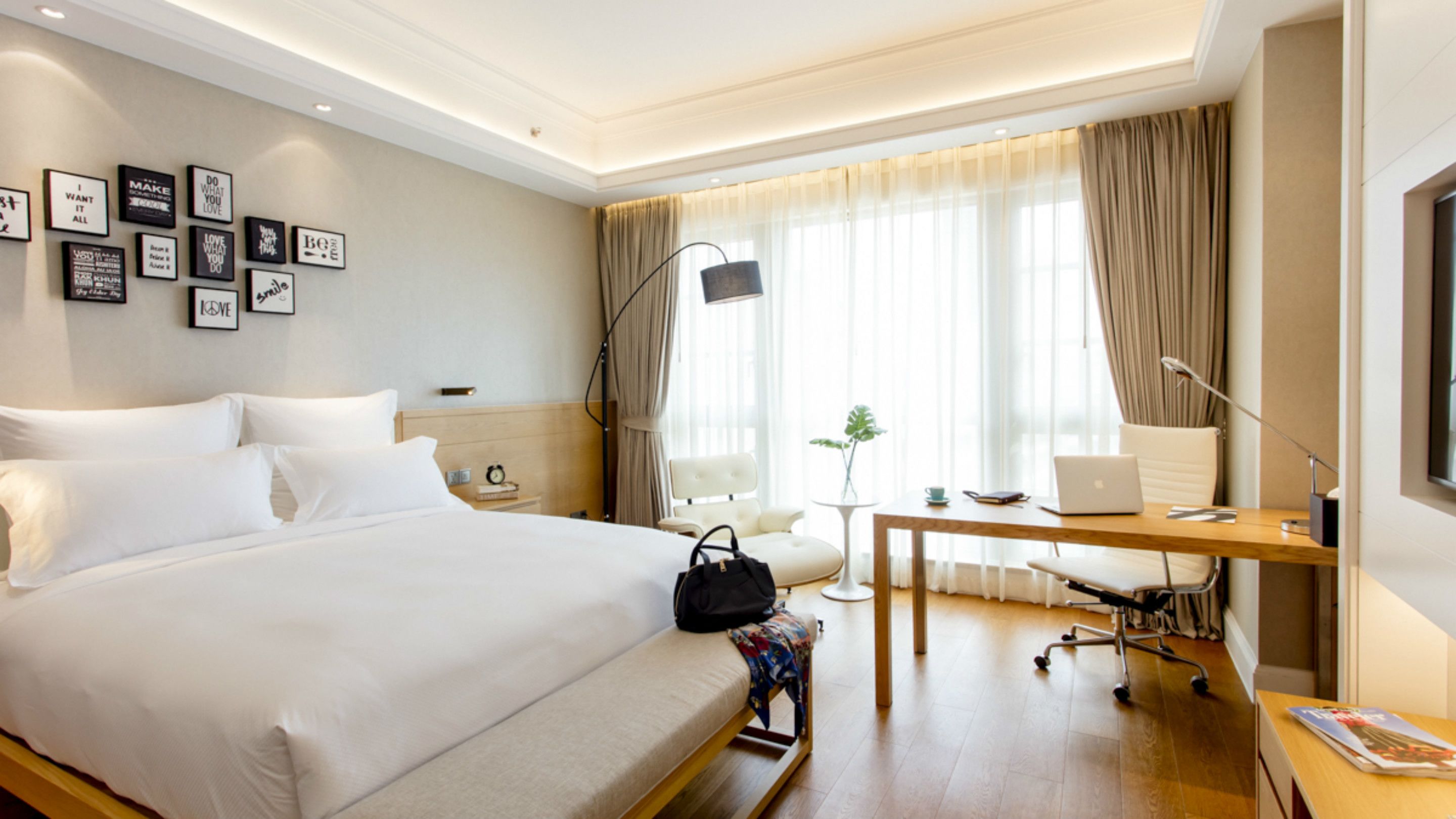 أغطية فراش متميزة وميني بار وخزنة داخل الغرفة ومكتب