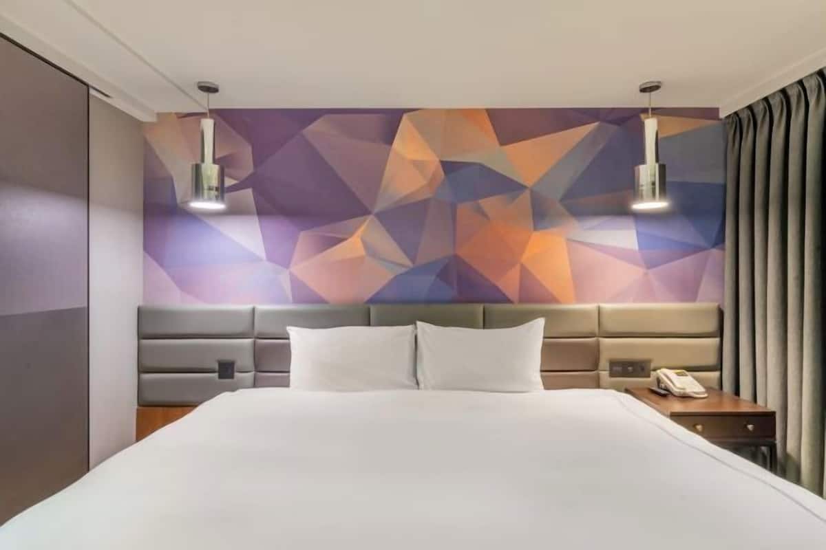 Työpöytä, kannettavalle tietokoneelle sopiva työtila, pimennysverhot