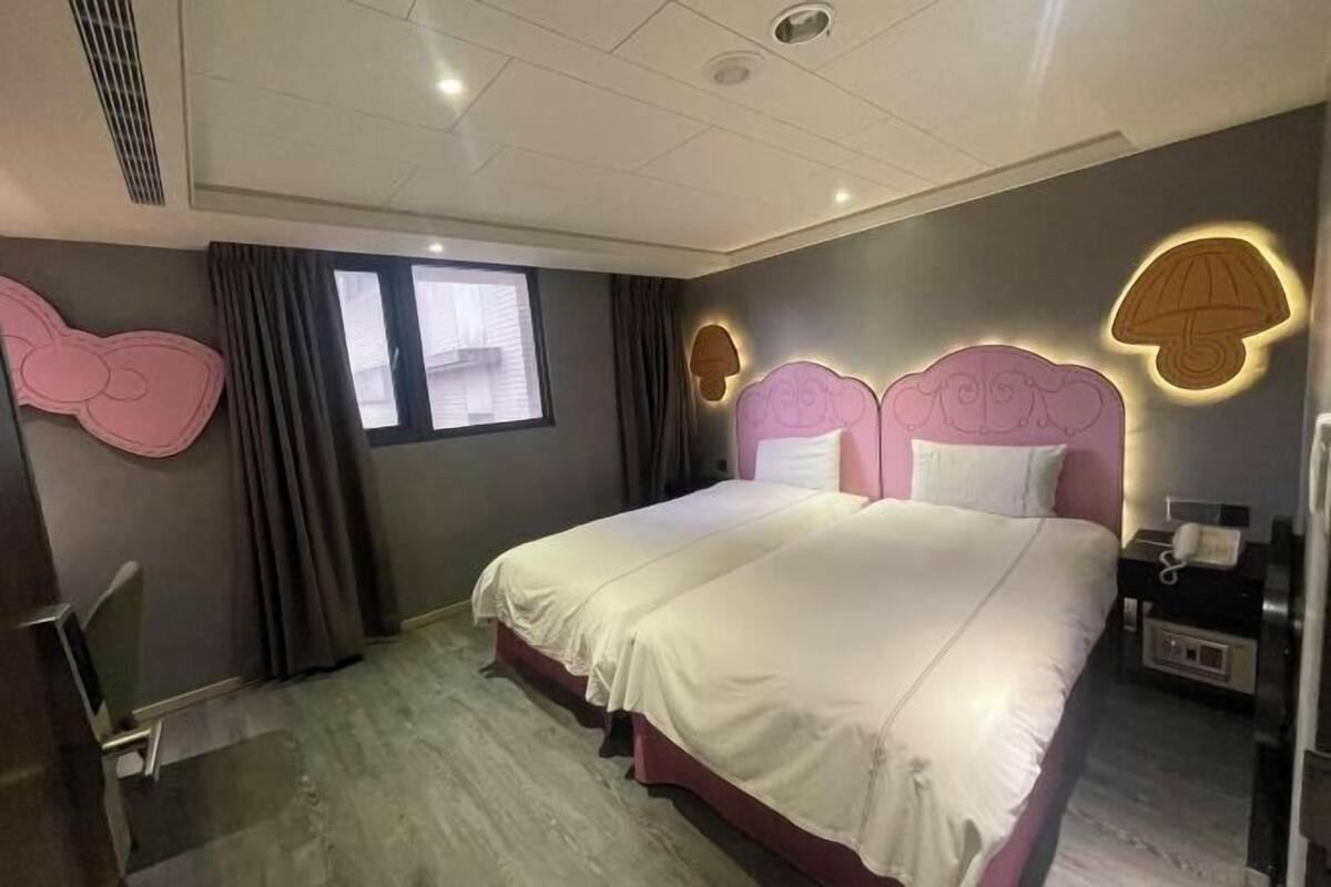 1 habitación, escritorio y espacio para trabajar con laptop