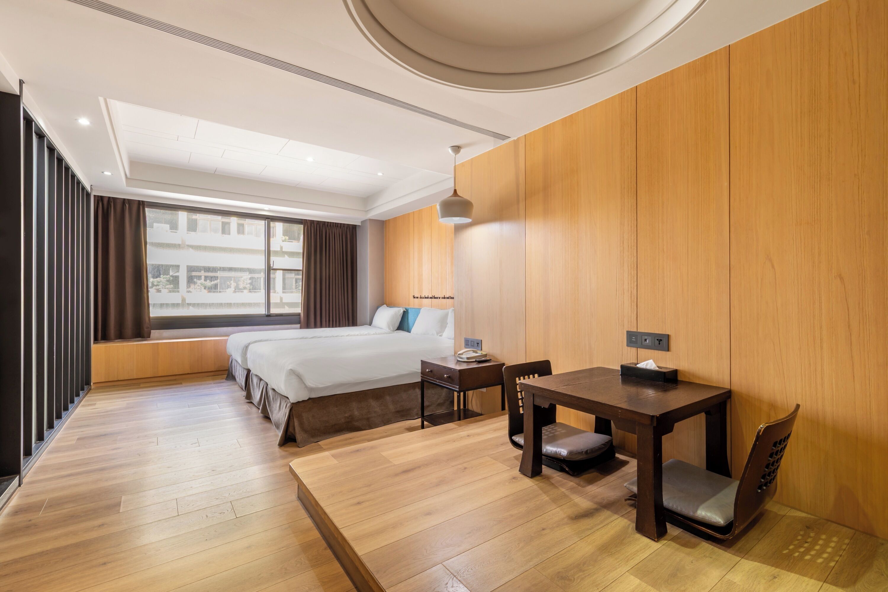 高級三人房 | 書桌、筆電工作空間、遮光布/窗簾、隔音