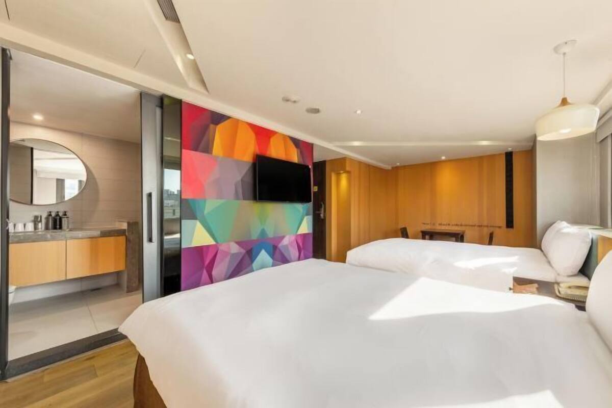 Escritorio, espacio para trabajar con un portátil, cortinas opacas