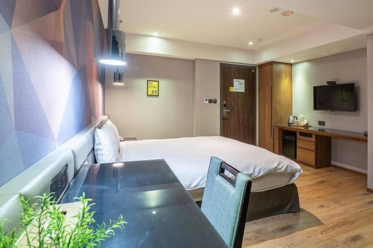 1 habitación, escritorio y espacio para trabajar con laptop