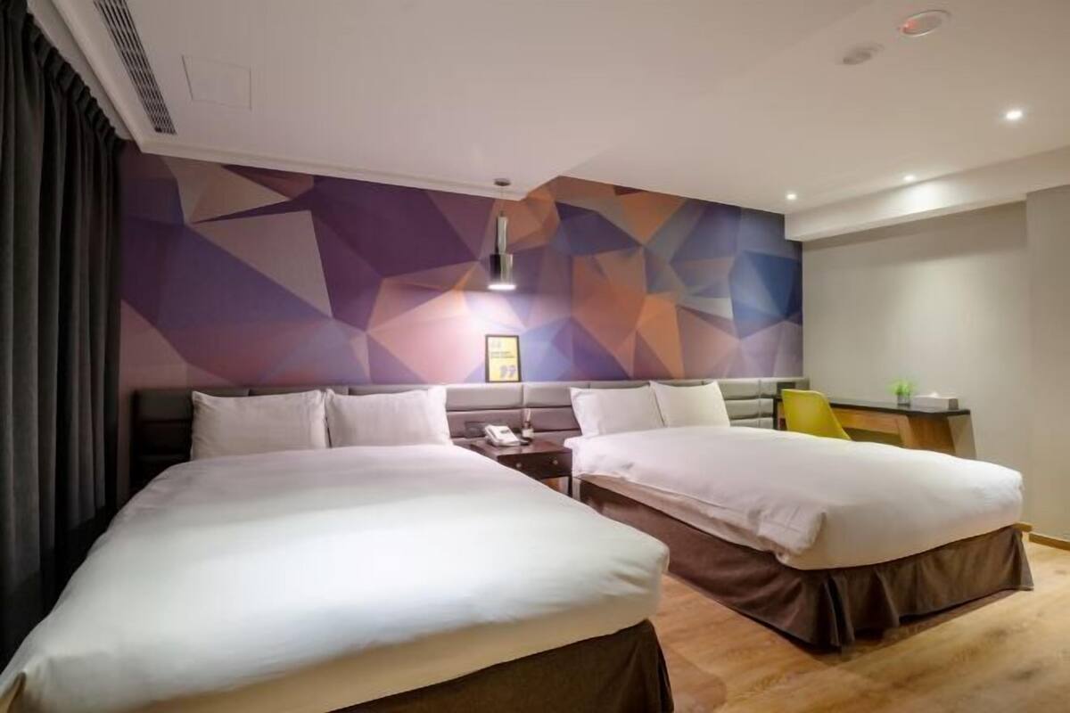 1 habitación, escritorio y espacio para trabajar con laptop