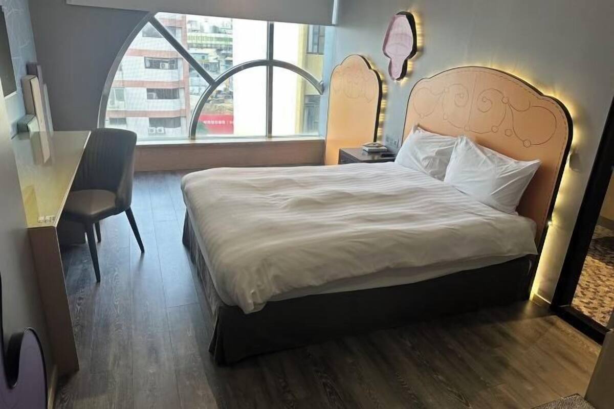 1 habitación, escritorio y espacio para trabajar con laptop