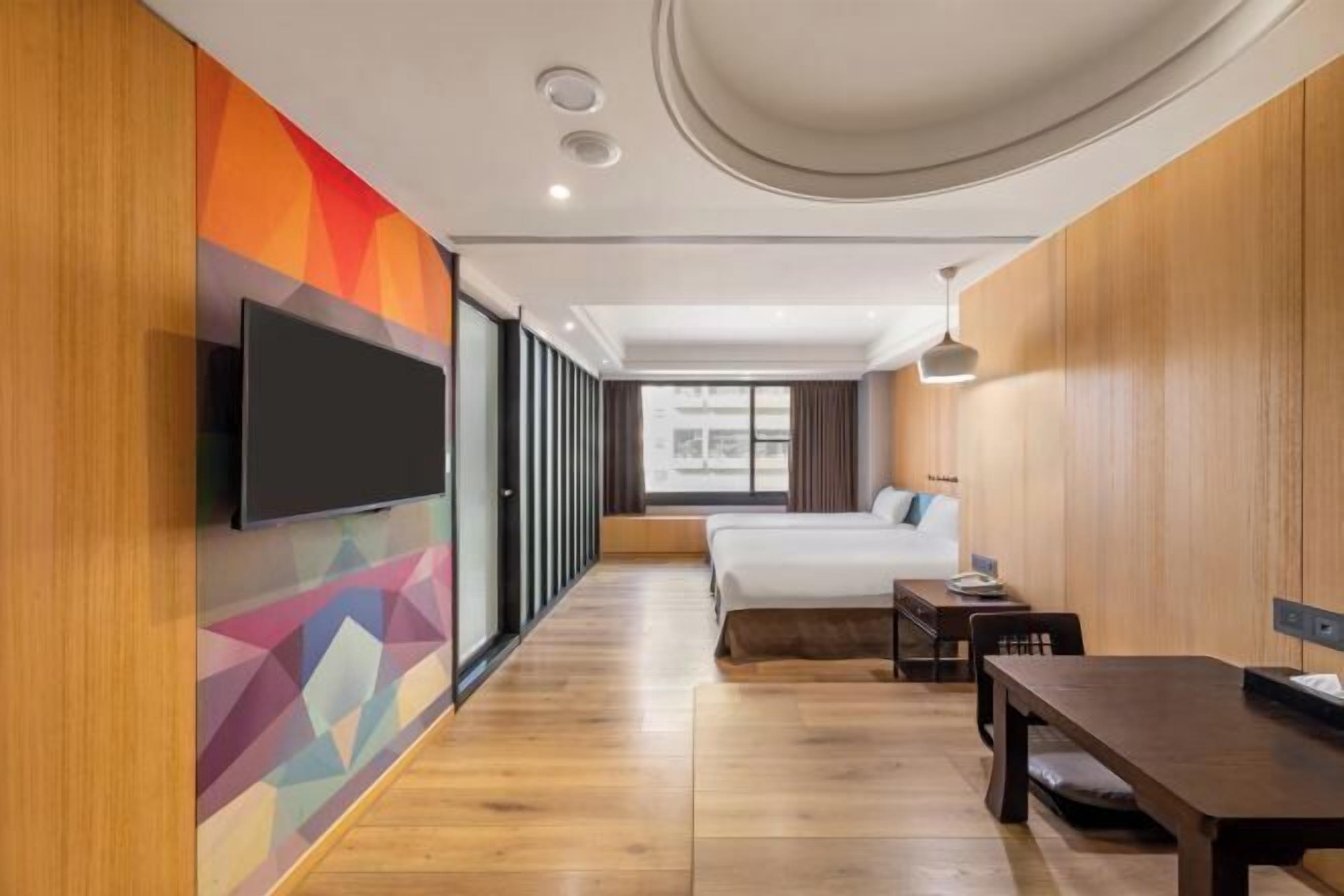 Escritorio, espacio para trabajar con un portátil, cortinas opacas