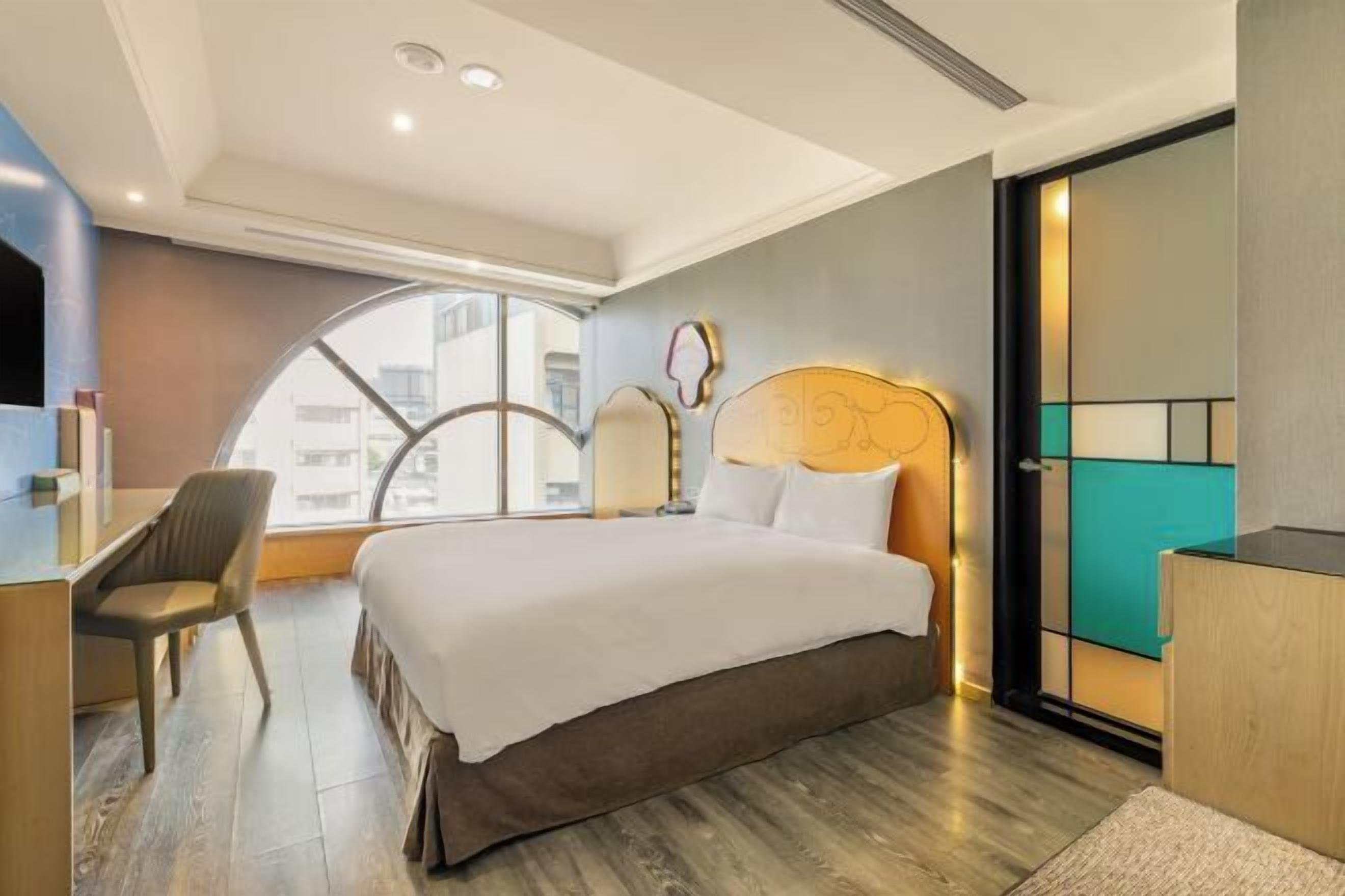 Een bureau, een laptopwerkplek, verduisterende gordijnen