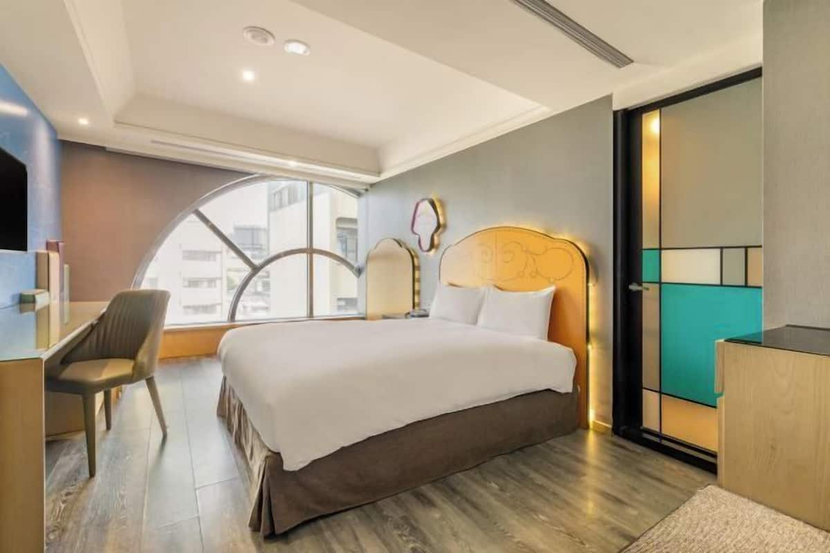 Een bureau, een laptopwerkplek, verduisterende gordijnen