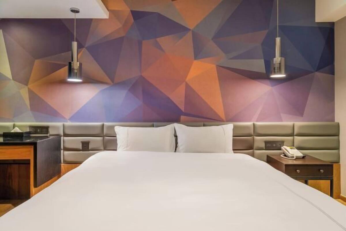 Escritorio, espacio para trabajar con un portátil, cortinas opacas