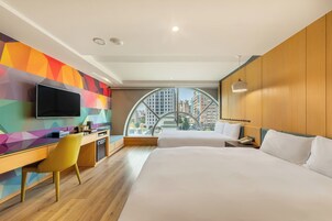 Habitación cuádruple Deluxe | Escritorio, espacio para trabajar con un portátil, cortinas opacas