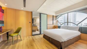 Superior Double Room, Bathtub | Meja, ruang kerja komputer riba, langsir/tirai gelap terus, kalis bunyi