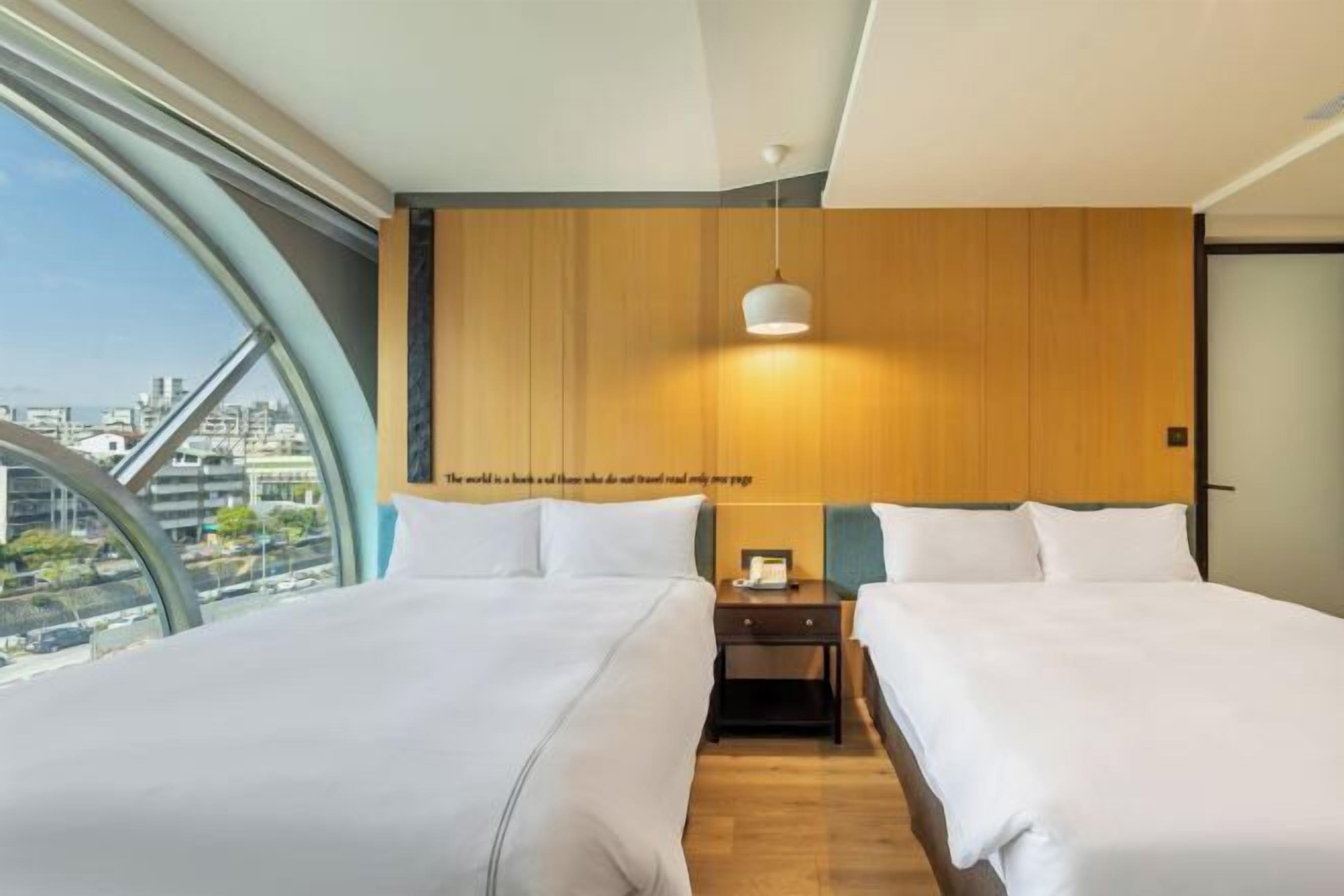 Escritorio, espacio para trabajar con un portátil, cortinas opacas