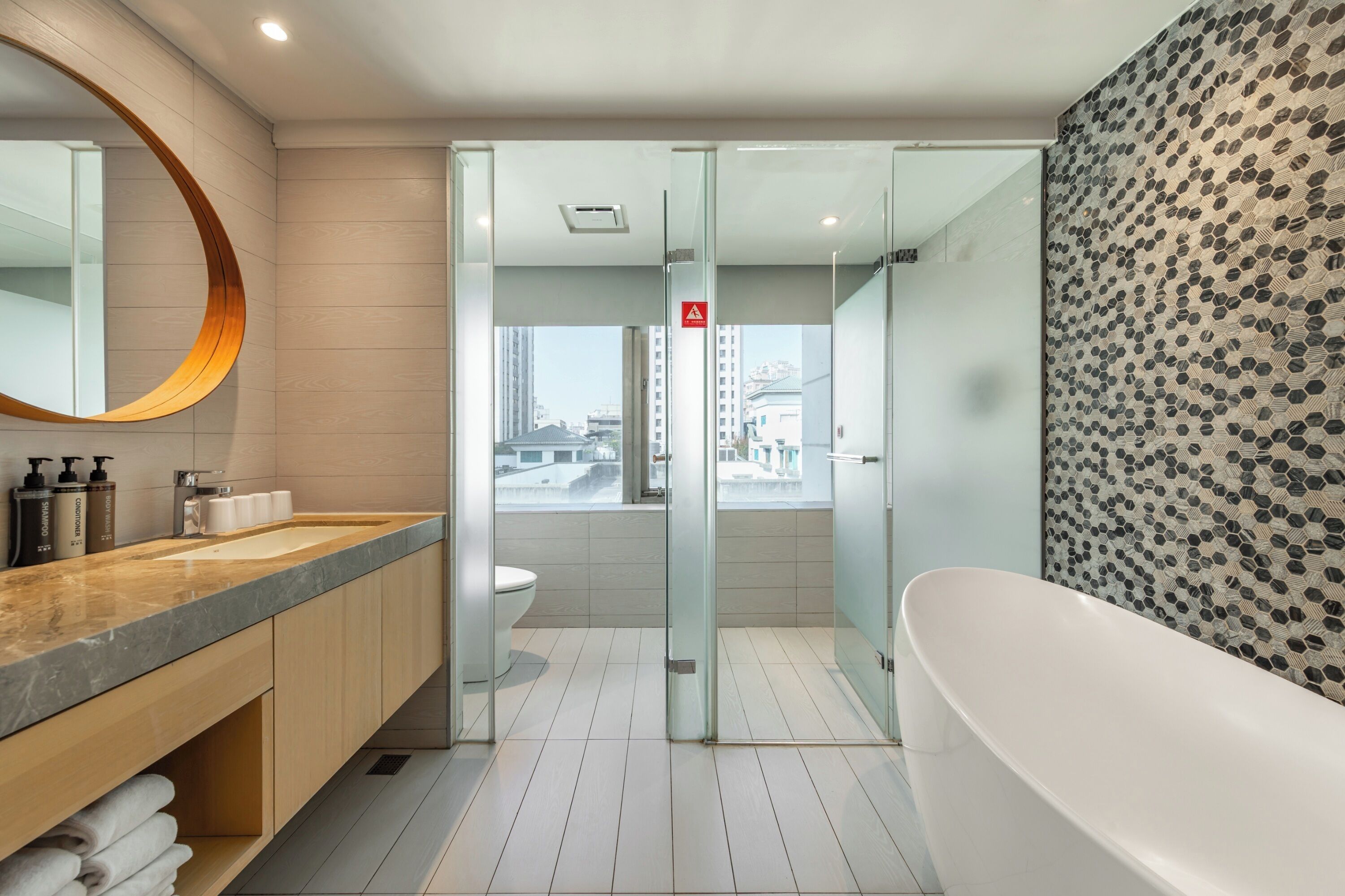 Deluxe Quadruple Room | Bathroom | Hair dryer, bidet, towels, shampoo
