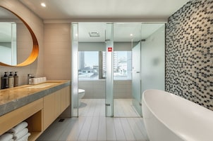 Habitación cuádruple Deluxe | Baño | Secador de pelo, bidé, toallas y champú