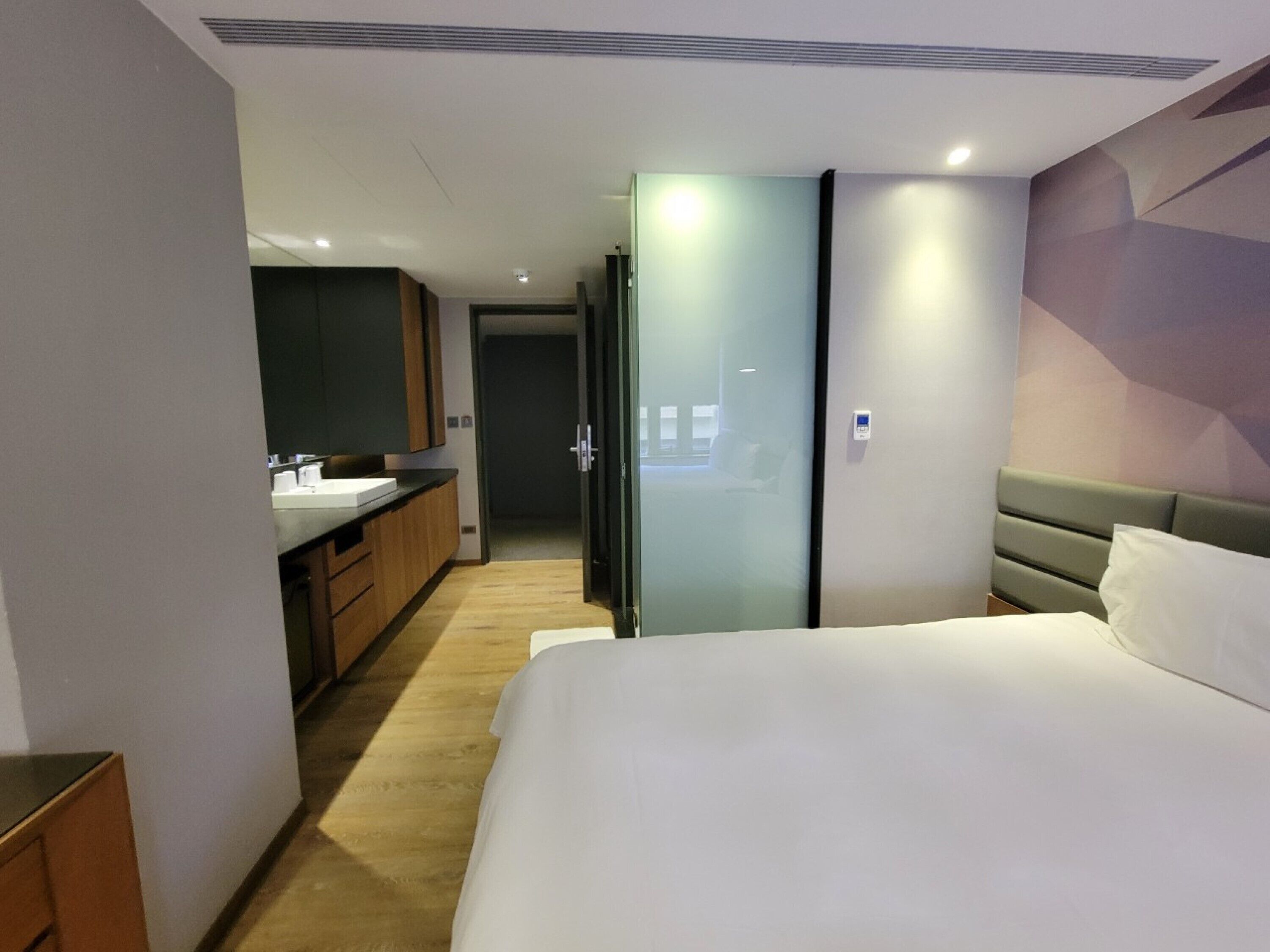 Escritorio, espacio para trabajar con laptop y cortinas blackout 